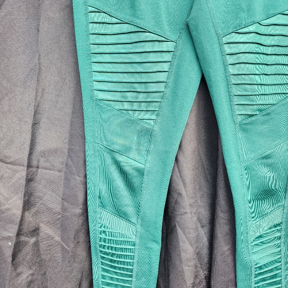 ALO Yoga Green Leggings - Picture 3 of 7
